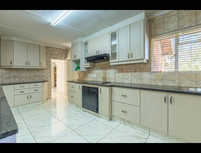 5 BEDROOM HOUSE FOR SALE IN CHASE VALLEY DOWNS